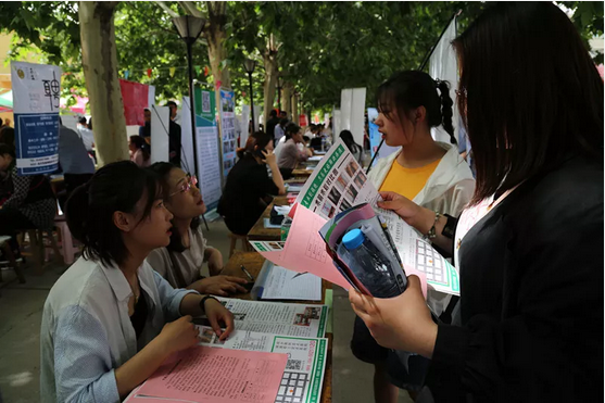 招聘现场_今晚,宜昌2300多个就业岗位任你挑(2)